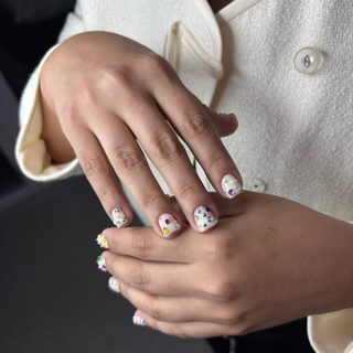 Laura_nails.aktobe, логотип