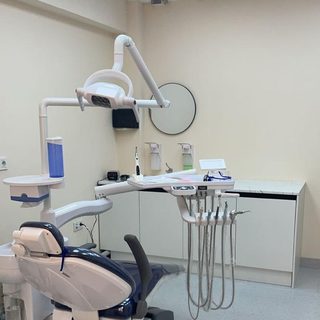 Амир Stom, стоматология, логотип
