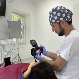 Dr.Utkirzhanovich, ​стоматологический центр, логотип