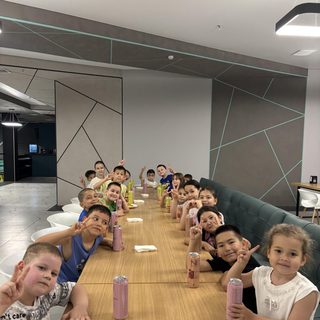 Kids up, логотип